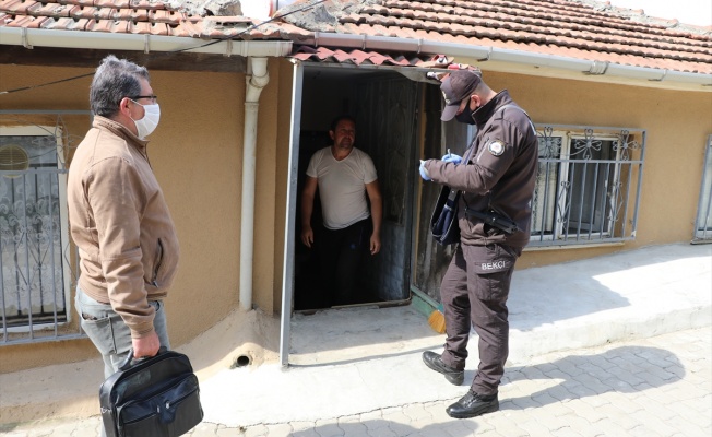 Polis, bekçi ve postacılar kapıları "destek" için çalıyor