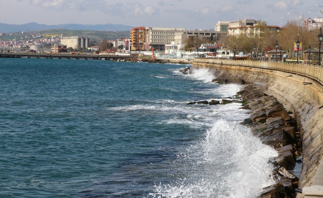 Poyraz, Marmara Denizi'nde etkisini sürdürüyor