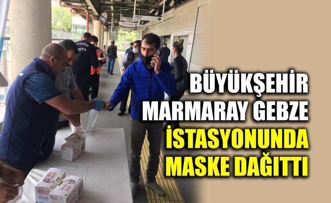 Büyükşehir’den Marmaray istasyonunda maske dağıtımı