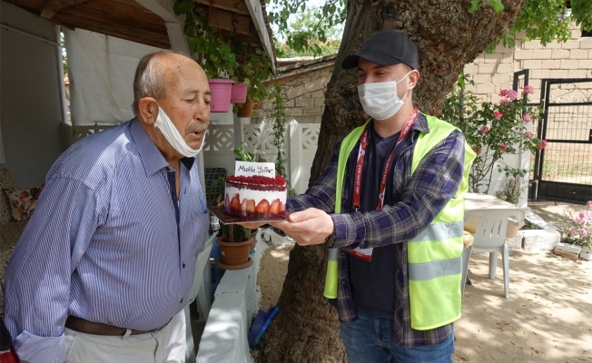 Sağlık çalışanından babasına Vefalı doğum günü kutlaması