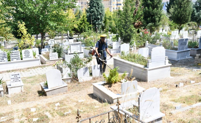 Çayırova’da mezarlıklar bayram hazır