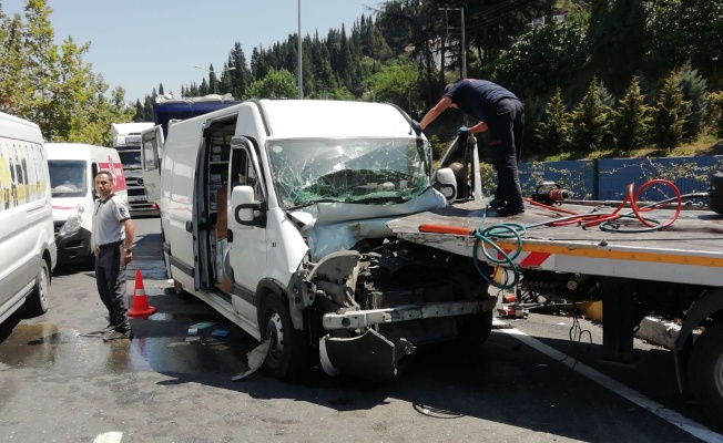 Kocaeli'de 8 aracın karıştığı zincirleme trafik kazasında iki kişi yaralandı