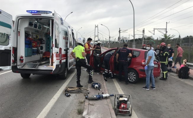 Kocaeli'de bariyerin saplandığı otomobildeki çift yaralandı
