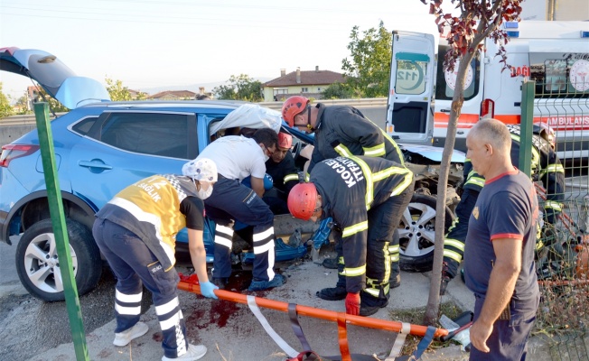 Kocaeli'de bariyerlere çarpan cipteki 4 kişi yaralandı