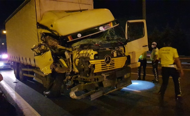 Kocaeli'de tır minibüse çarptı: 9 yaralı