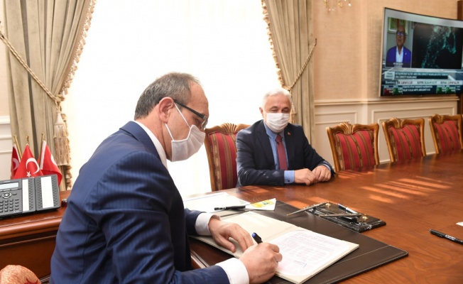 Vali Yavuz ilk protokolünü imzaladı