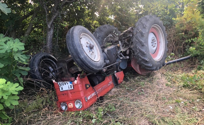 Kocaeli'de devrilen traktörün sürücüsü yaralandı