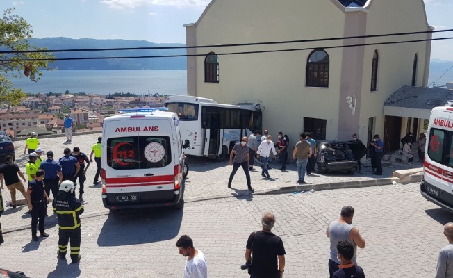 Kocaeli'de jandarma personelini taşıyan midibüs kaza yaptı
