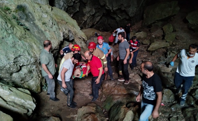 Mağaradaki kayalıktan düşen kişiyi itfaiye ekipleri kurtardı