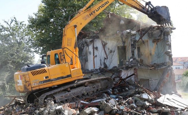 Gölcük Belediyesi bugüne kadar 68 metruk ve orta hasarlı binayı yıktı