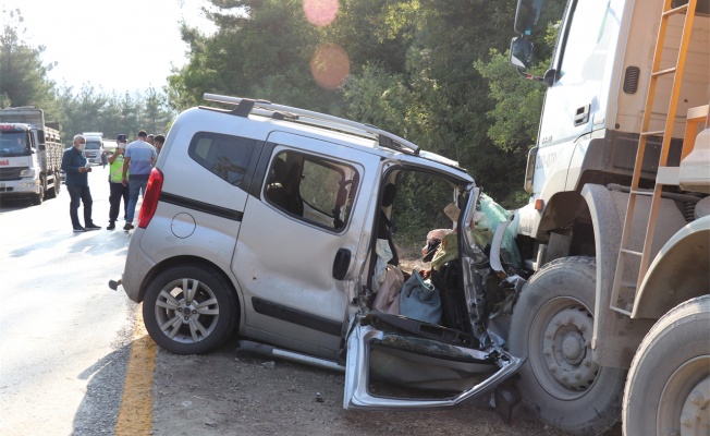 Kamyonla hafif ticari araç çarpıştı 4 kişi yaralandı