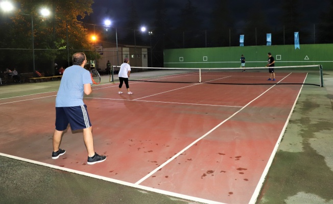 Tenis severler turnuvada buluştu