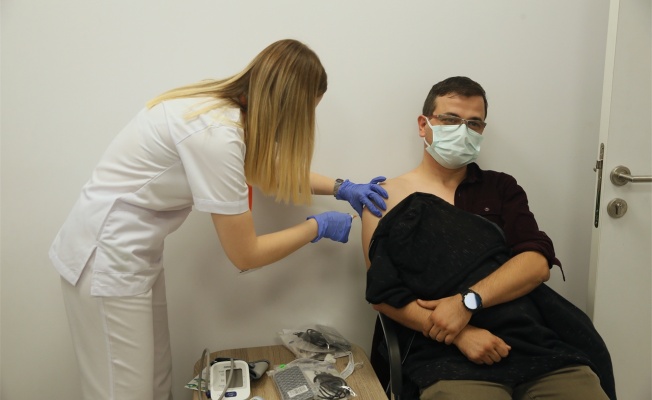 Almanya'dan getirilen Kovid-19 aşısı Kocaeli ve Sakarya'da gönüllülere uygulanmaya başlandı