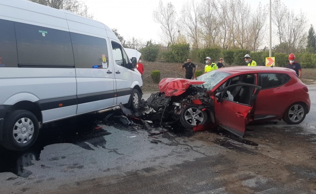 Gebze'de servis aracıyla çarpışan otomobildeki 2 kişi yaralandı