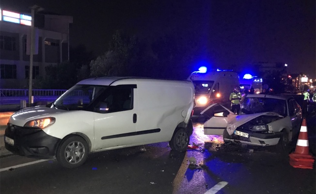 Kocaeli'de hafif ticari araç ile otomobil çarpıştı: 2 yaralı