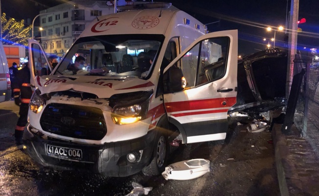 Ambulans, otomobil ile çarpıştı: 2 yaralı