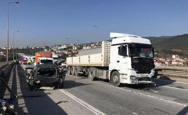 Anadolu Otoyolu'nda tır orta şeritte duran otomobile çarptı: 1 ölü