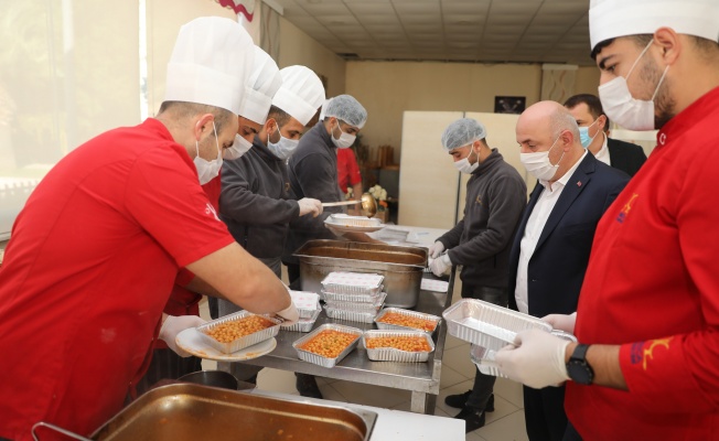 Darıca’da karantinadaki vatandaşlara sıcak yemek desteği