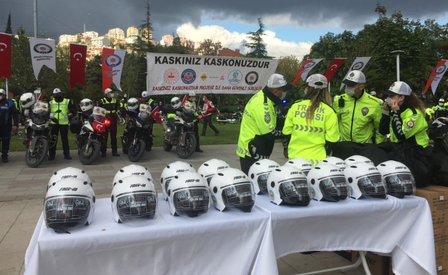 Kocaeli'nde motosiklet kazalarına dikkati çekmek için kask dağıtıldı