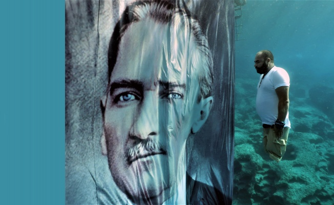 Serbest dalış rekortmeni Koçak'tan, su altında Atatürk posteri önünde saygı duruşu