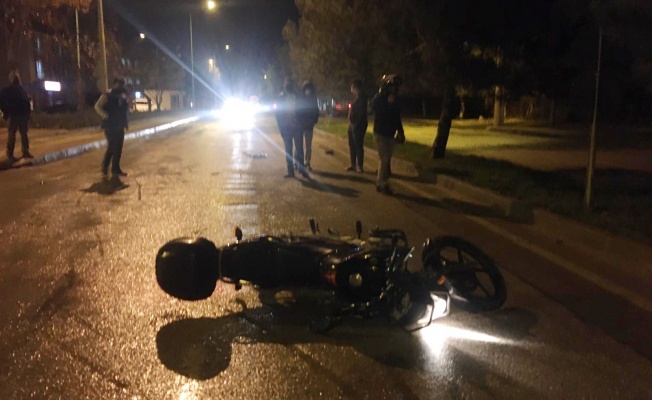 Otomobilin çarptığı motosikletin sürücüsü yaralandı