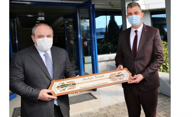 Başkan Sezer, Sanayi Bakanı Varank’a el yapımı ok hediye etti
