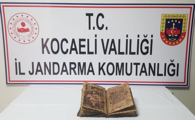 Gebze'de bir araçta tarihi eser niteliğinde İncil ele geçirildi