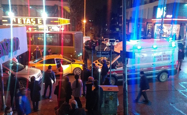 Gebze'de özel halk midibüsü ile taksi çarpıştı: 3 yaralı