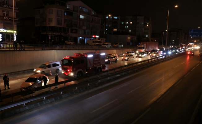 Kocaeli'de D-100 Karayolu'ndaki trafik kazası nedeniyle uzun araç kuyruğu oluştu