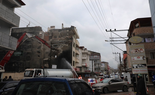 Kocaeli'de Marmara Depremi'nde hasar gören bina ekiplerce yıkıldı