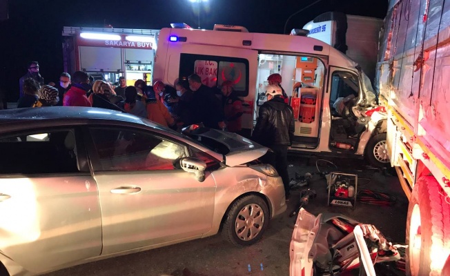 Ambulansın da karıştığı zincirleme trafik kazası: 8 yaralı 