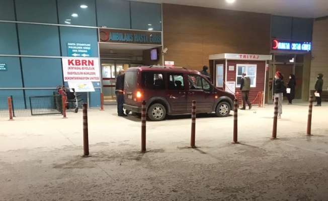 Bursa'da hamile kadın hastaneye yetişemeyince acil servisin önünde araçta doğum yaptı
