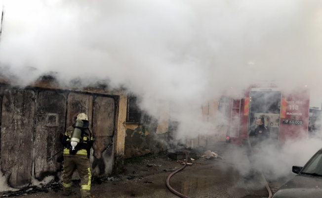 Bursa'da madde bağımlılarının kullandığı eski ev yandı