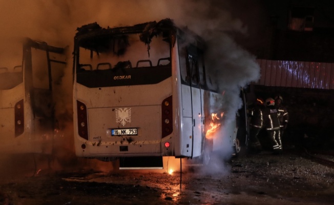 Bursa'da park halindeki 2 servis aracı yandı