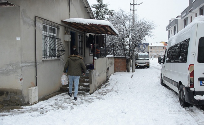 Darıca’da karantinadaki vatandaşlara sıcak yemek yardımı kar yağışında durmadı