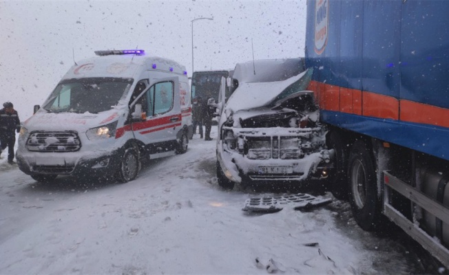 Gebze-Orhangazi-İzmir Otoyolu'nda ulaşım, trafik kazaları nedeniyle aksadı