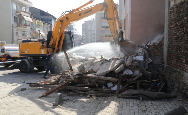İzmit Belediyesi metruk ve hasarlı binaların yıkımına devam ediyor  