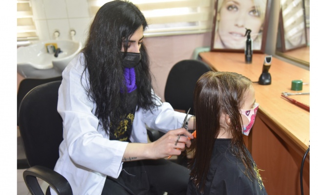 İzmit Belediyesi'nden ihtiyaç sahiplerine ücretsiz saç kesimi 