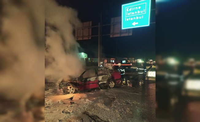 Kırklareli'nde tıra çarparak alev alan otomobildeki 3 kişi yaralandı