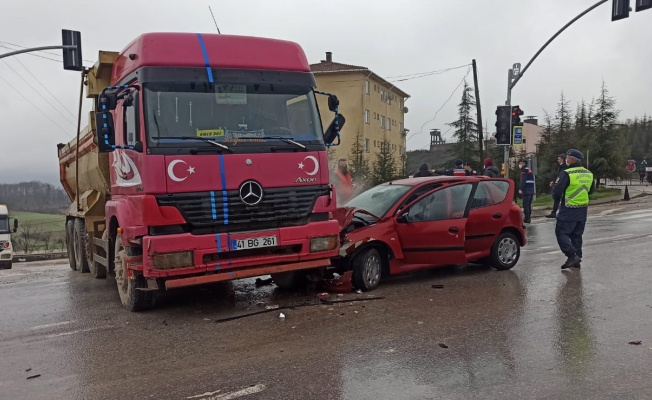 Kocaeli'de otomobil ile kamyon çarpıştı: 4 yaralı