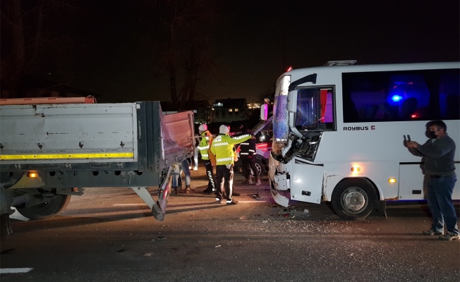 Kocaeli'de tırla çarpışan özel halk otobüsünde 6 kişi yaralandı