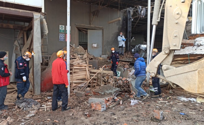 Mobilya fabrikasında patlama sonucu yangın çıktı, bir işçi öldü, 6 kişi yaralandı