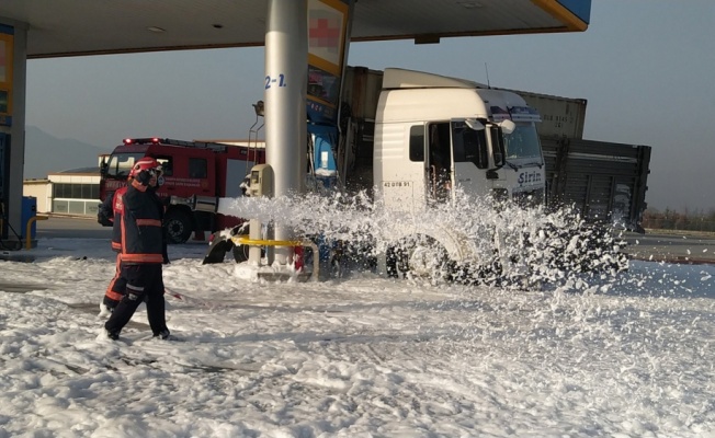 Sakarya'da akaryakıt istasyonuna çarpan tırın sürücüsü yaralandı