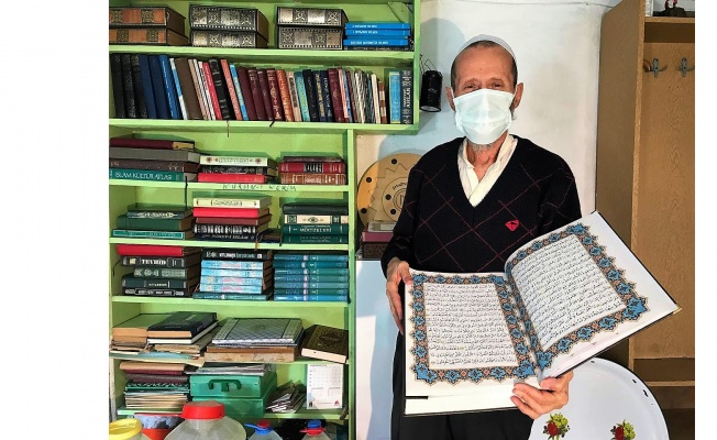 Salgın döneminde eve kapanan emekli Lokman amca iki Kur'an-ı Kerim yazdı