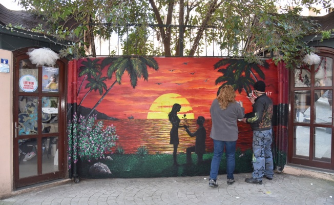 Sevgililer Günü'ne özel boyanan duvarlar İzmitlilerle buluştu