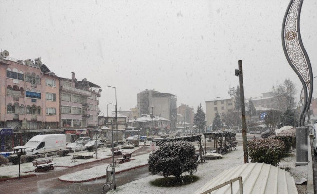 Balıkesir'in Dursunbey ilçesinde kar yağışı etkili oldu