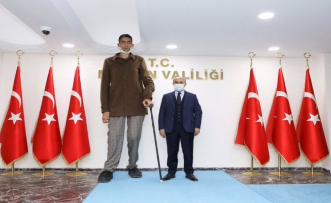 Dünyanın en uzun adamından Vali Demirtaş'a ziyaret