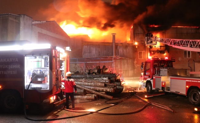 GÜNCELLEME - Sakarya'da mobilyacılar çarşısında çıkan yangın kontrol altına alındı