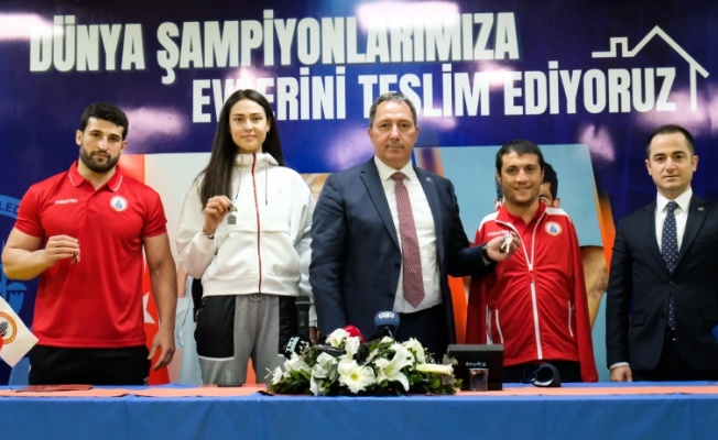 İstanbul Büyükşehir Belediyespor, dünya şampiyonu sporcularına ev ödüllerini takdim etti