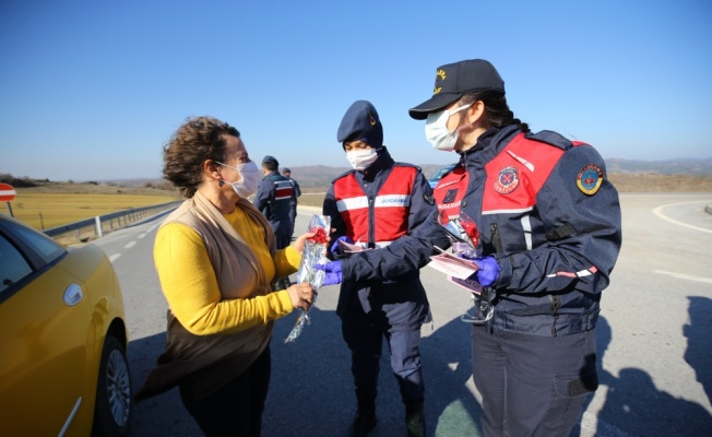 Kırklareli'nde kadın astsubaylar yol denetiminde kadın sürücülere karanfil hediye etti
